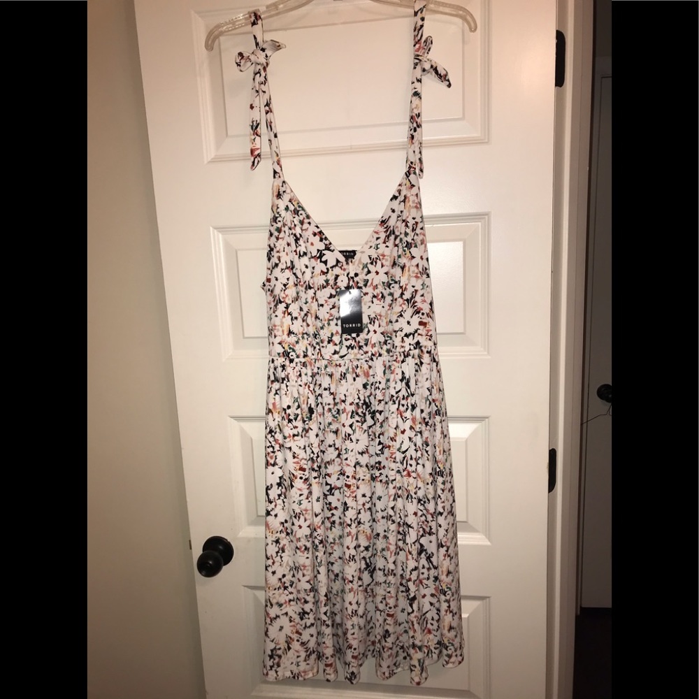 NWT Torrid Beautiful Tie Strap Flower Sensation 2X